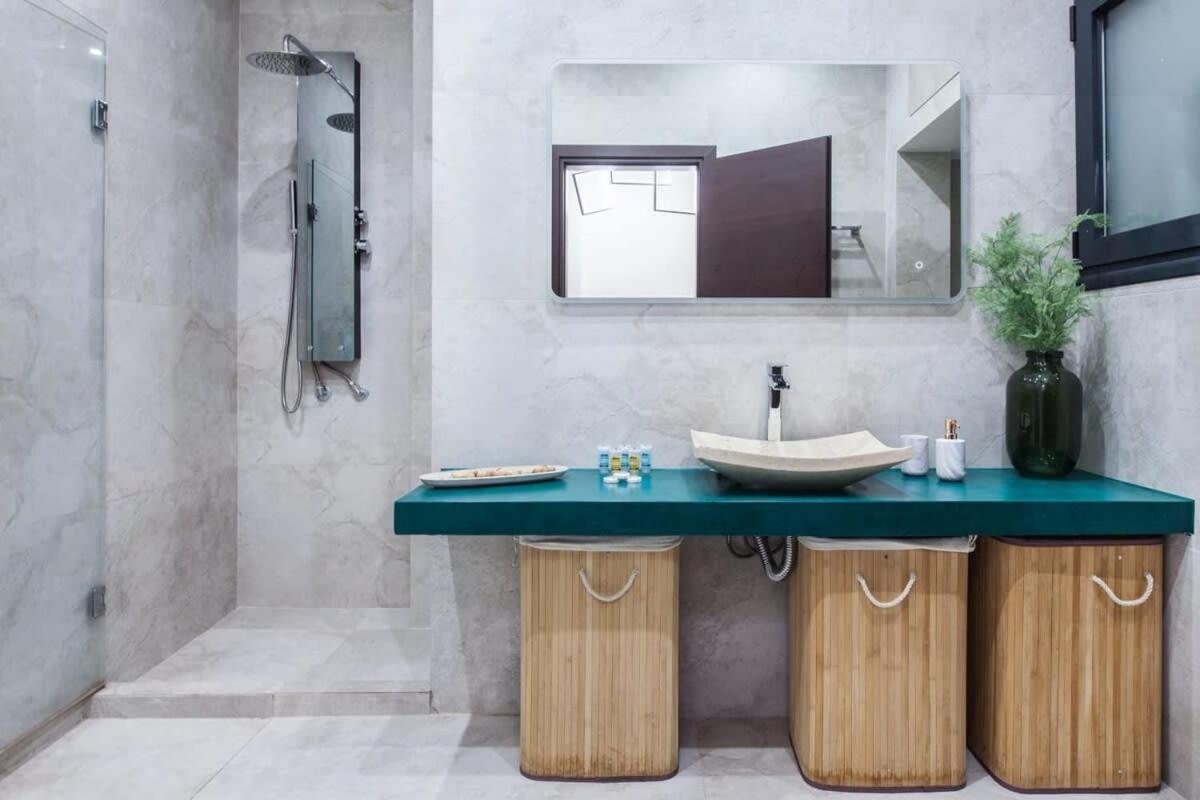 Beautiful Elegant Apartment Next To Monastiraki Athen Eksteriør billede